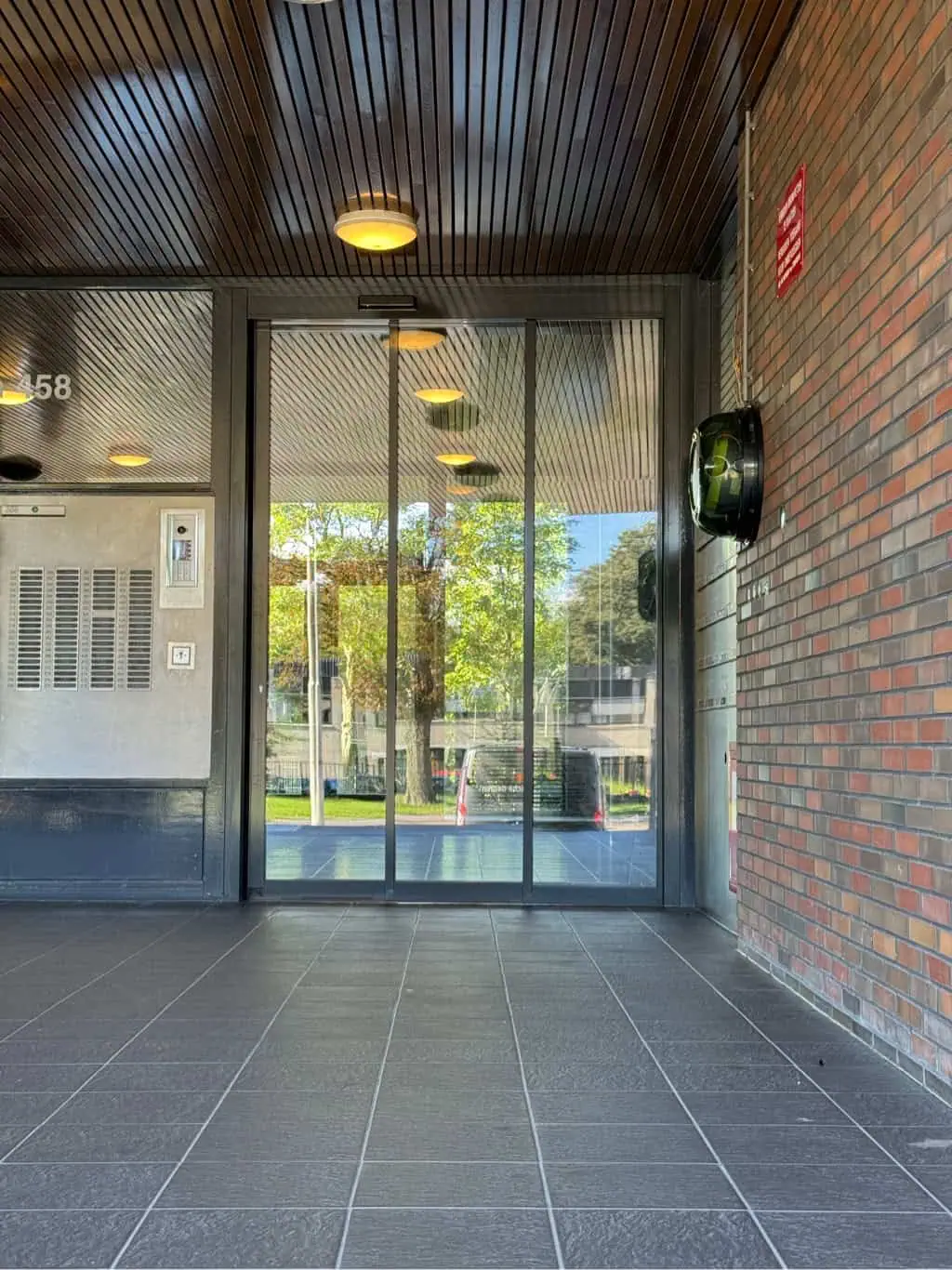 Automatische deur in appartementencomplex in Utrecht