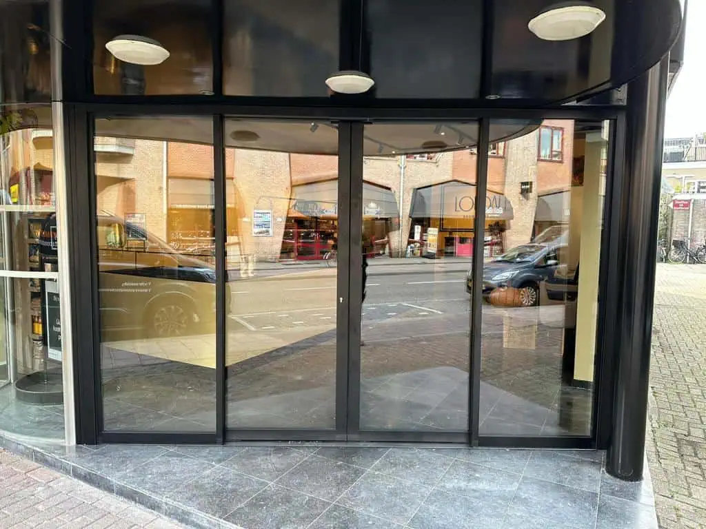Dubbele schuifdeur in bakkerij in Bussum