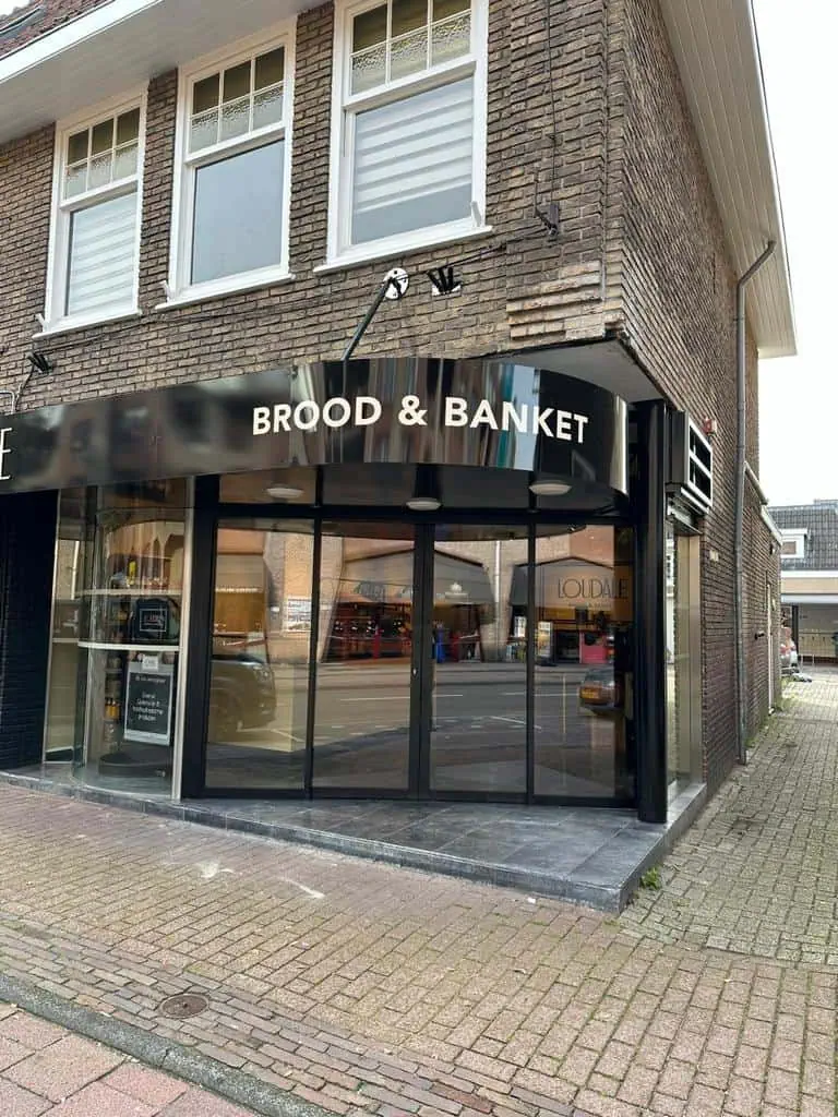 Dubbele schuifdeur in bakkerij in Bussum