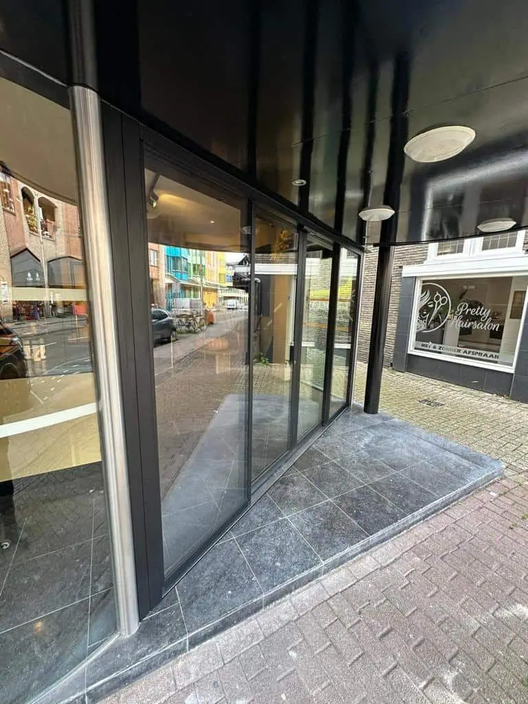 Dubbele schuifdeur in bakkerij in Bussum