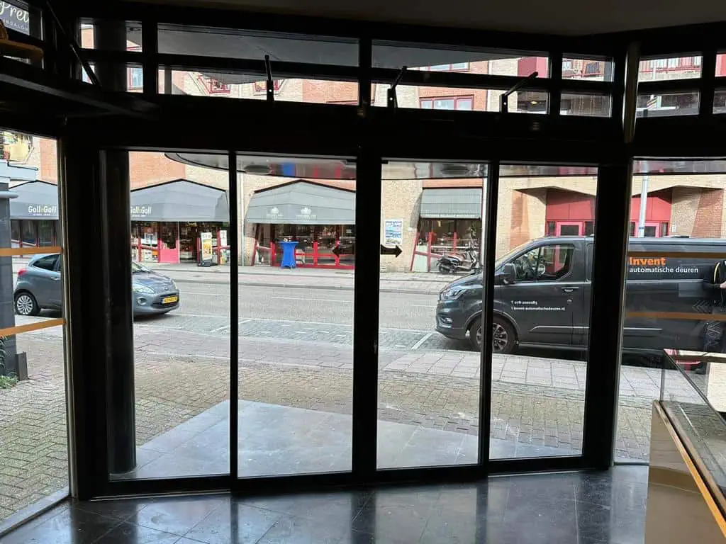 Dubbele schuifdeur in bakkerij in Bussum