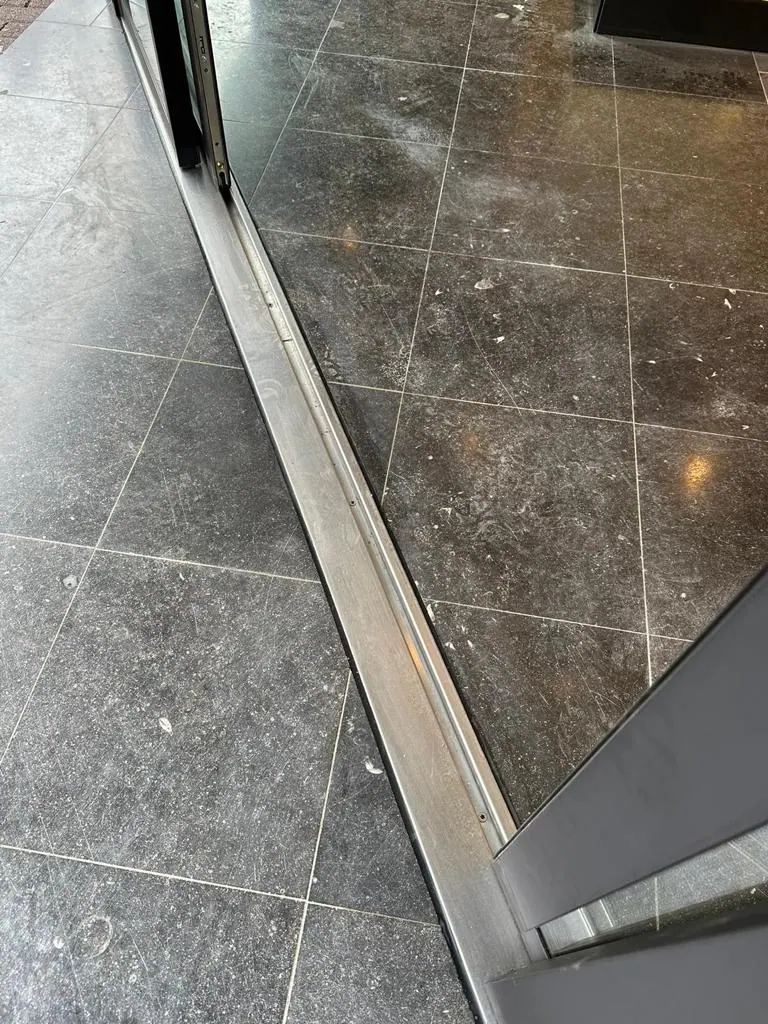 Dubbele schuifdeur in bakkerij in Bussum