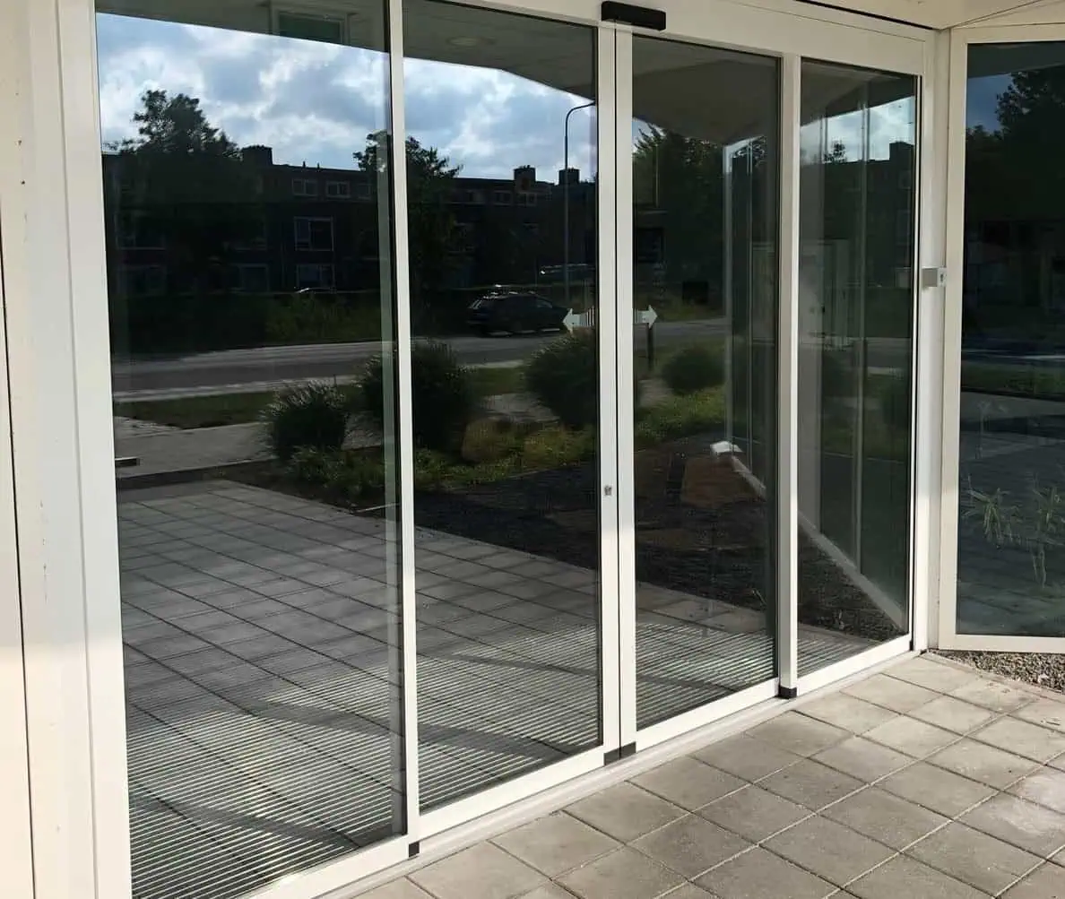Dubbele schuifdeur voor scholengemeenschap in Goes