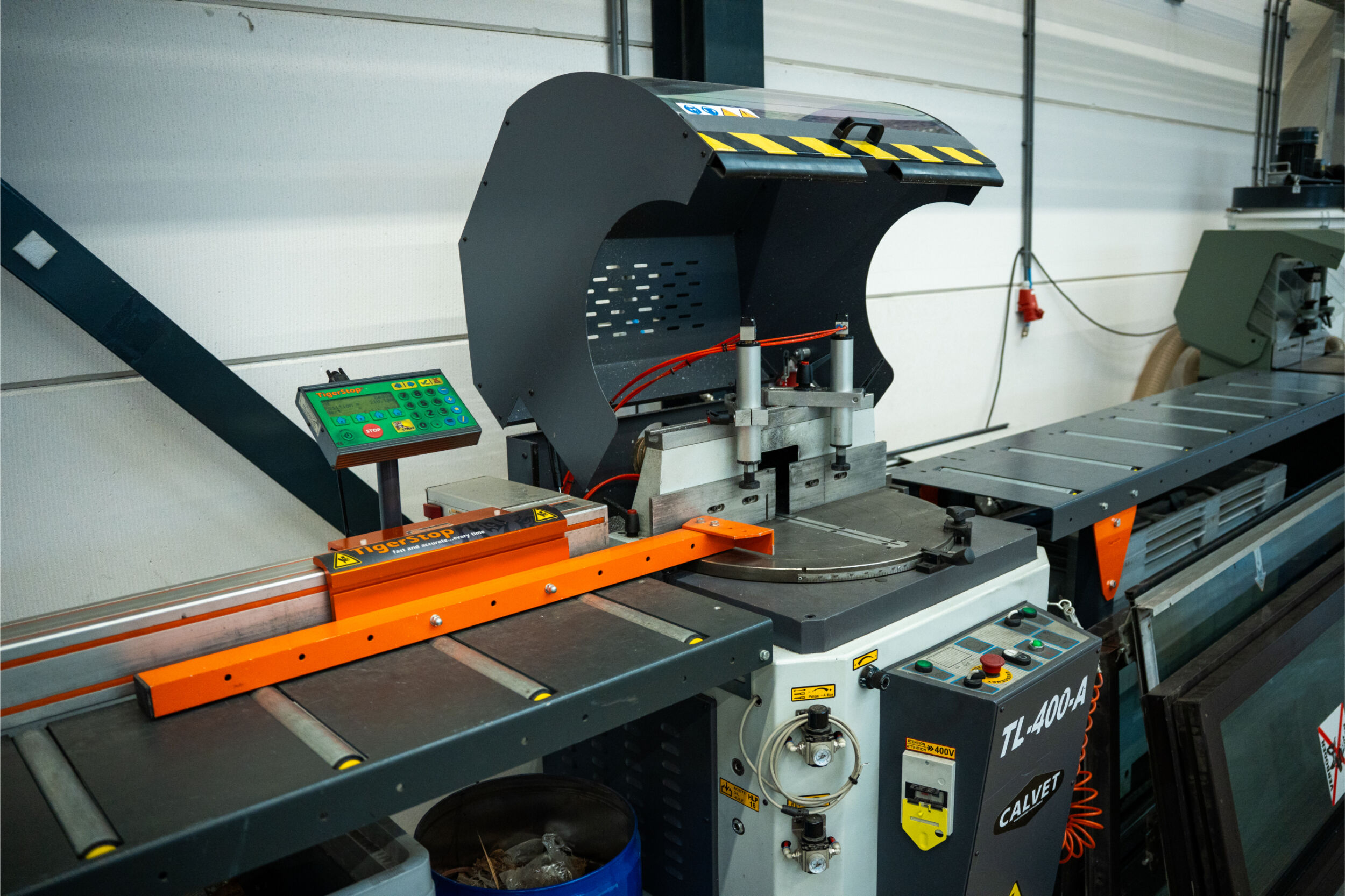 Invent automatische deuren werkbank in werkplaats
