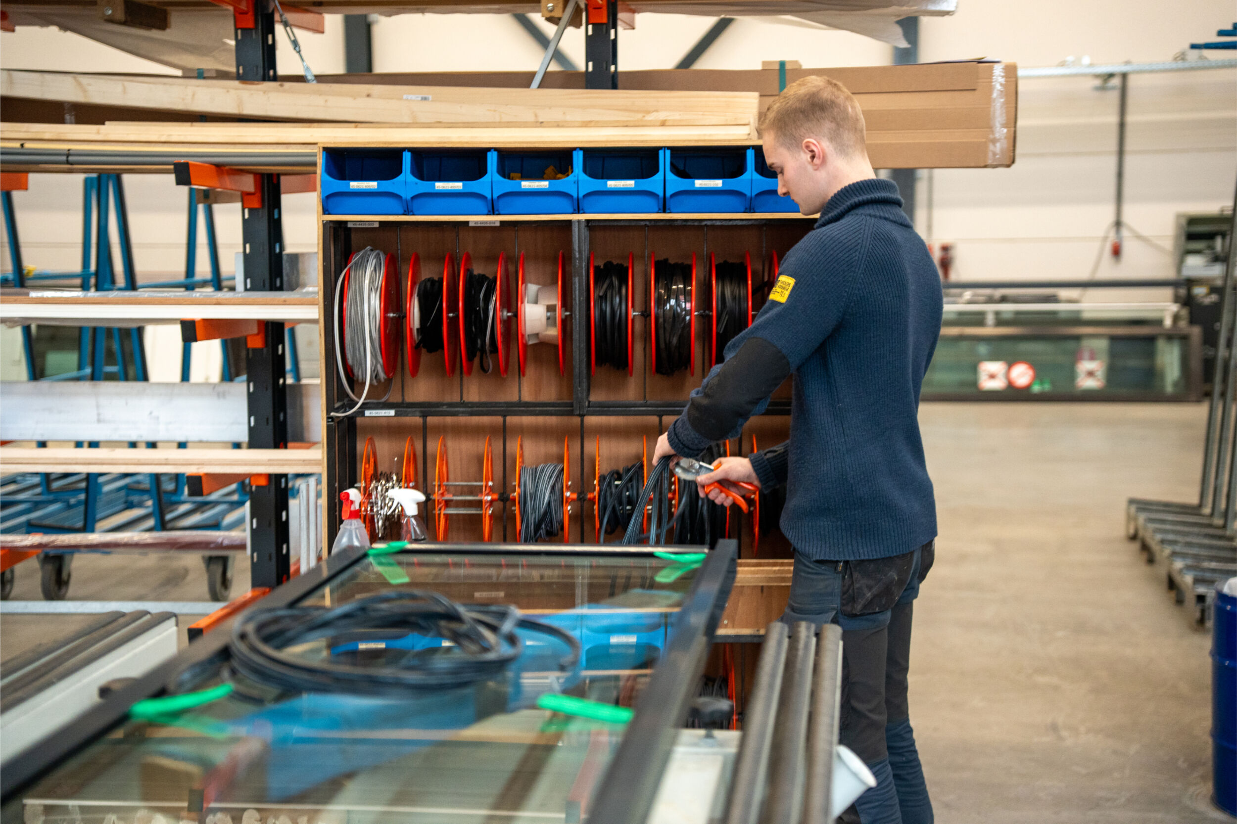 Invent automatische deuren medewerker in werkplaats