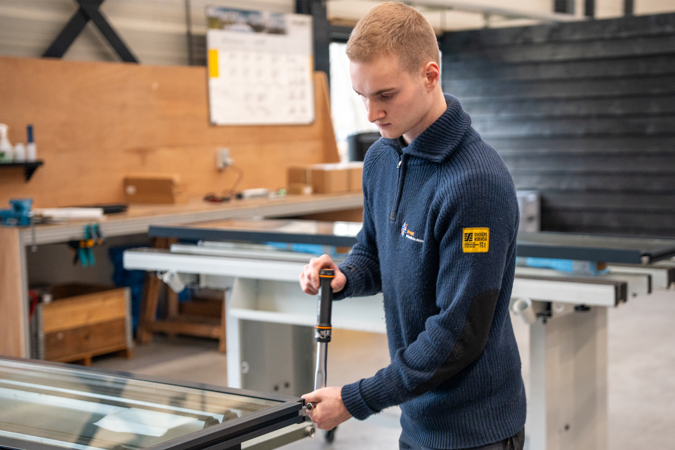 Invent automatische deuren medewerker in werkplaats