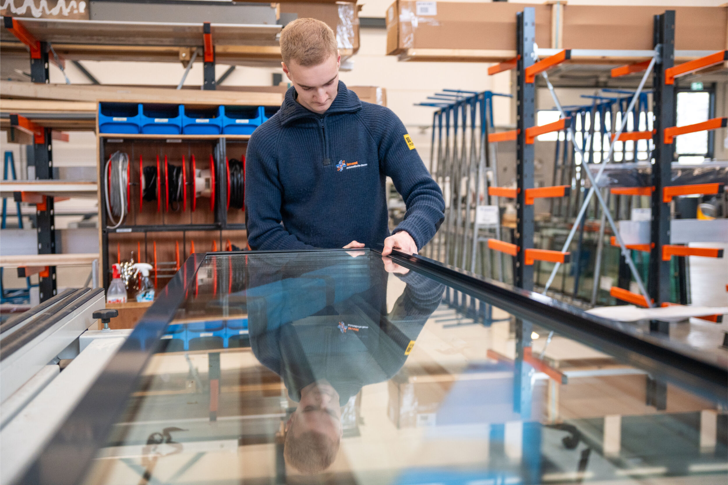 Invent automatische deuren medewerker in werkplaats