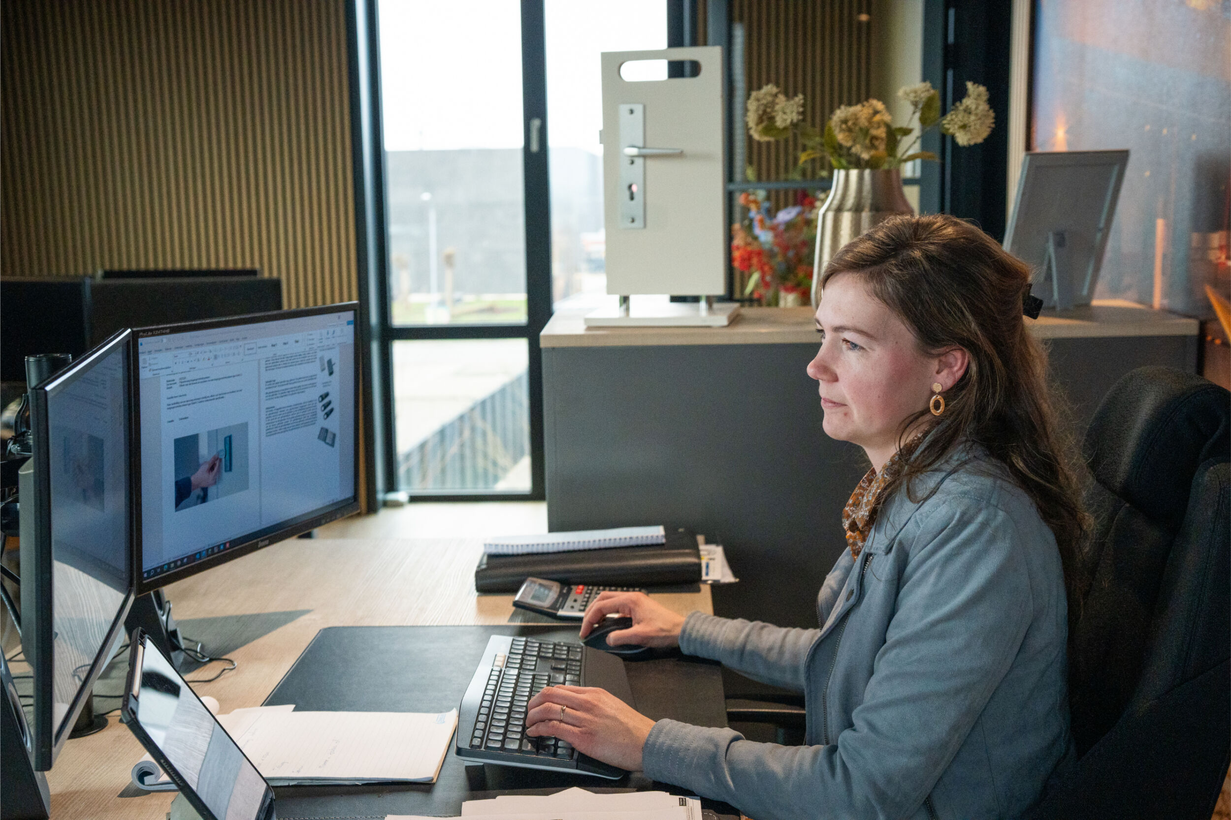 Invent automatische deuren medewerker op kantoor