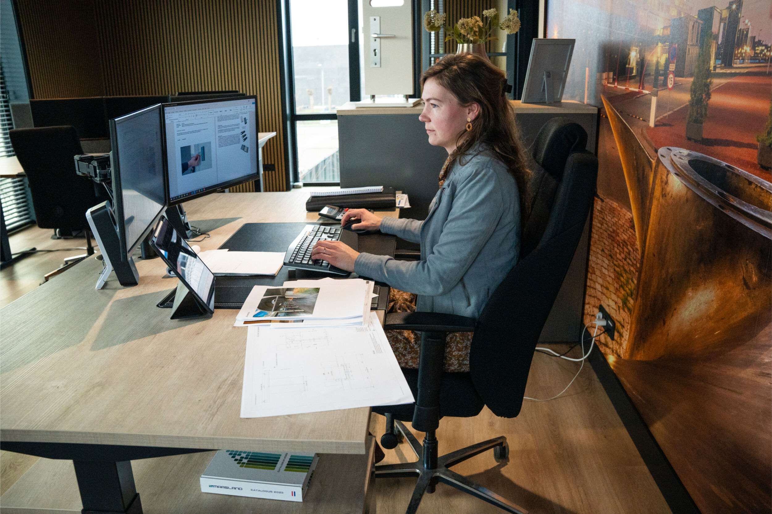 Invent automatische deuren medewerker op kantoor