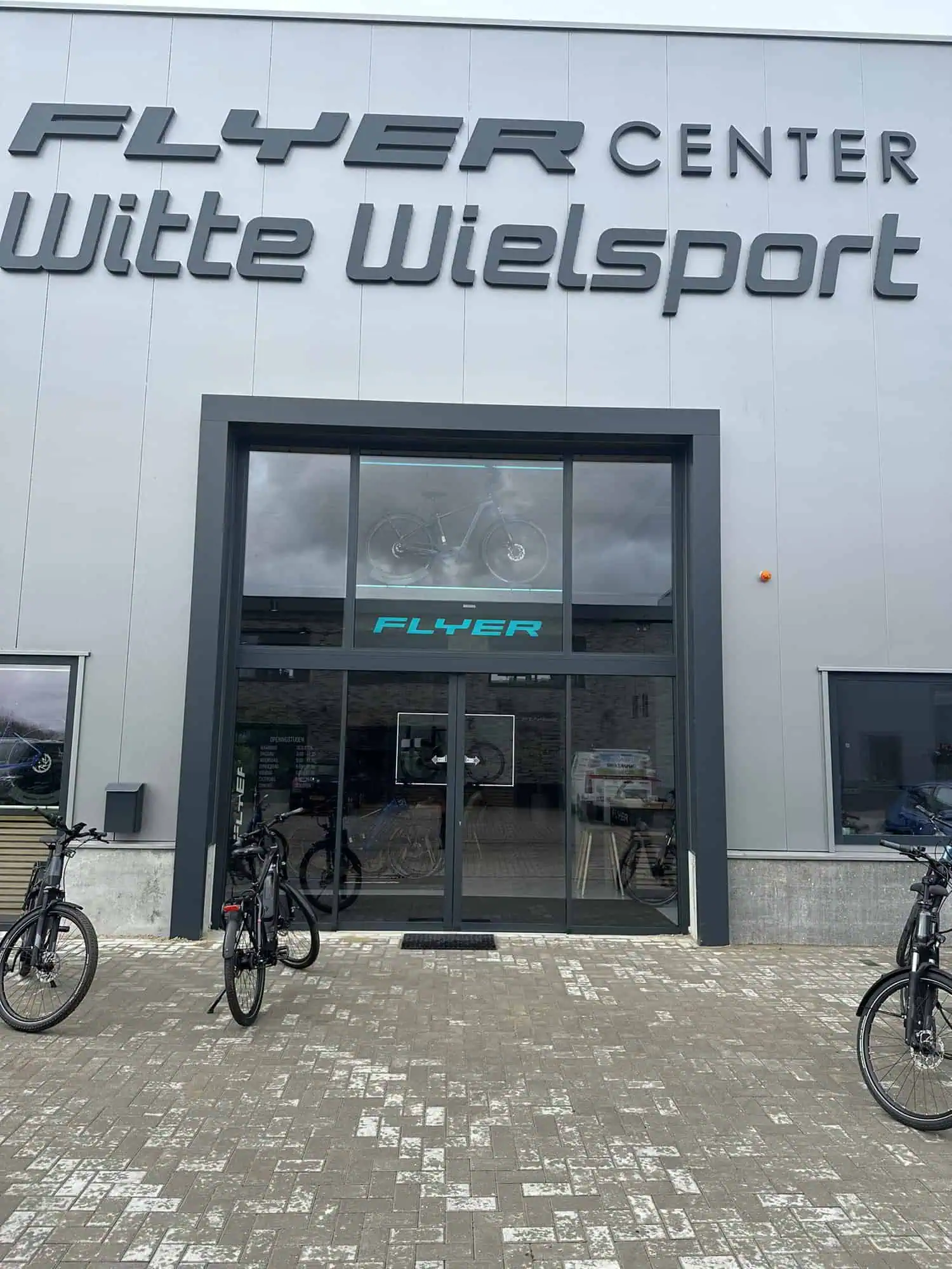 dubbele schuifdeur in fietsenwinkel in ursem